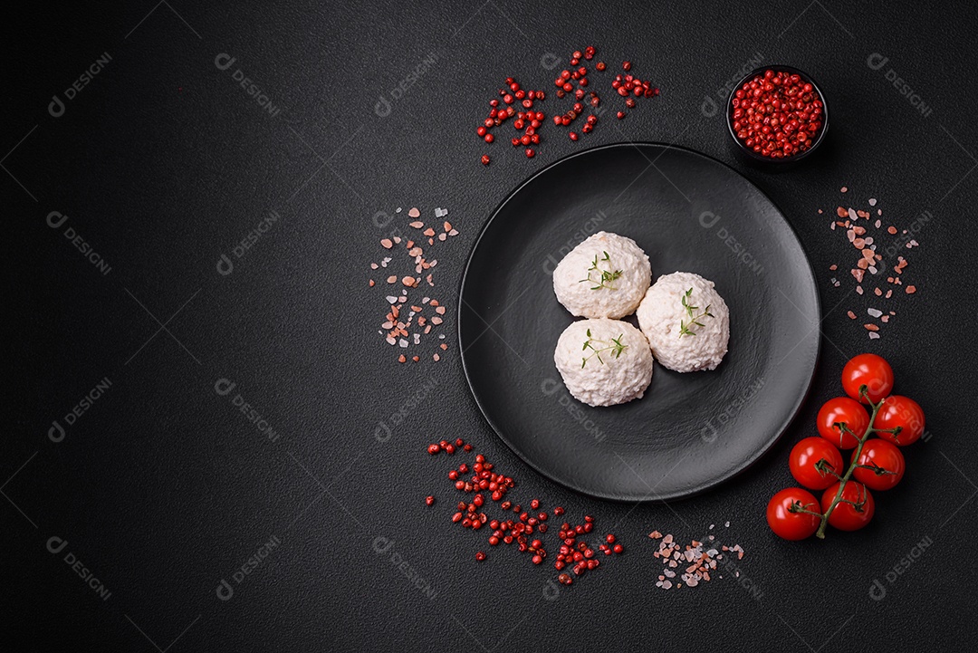 Deliciosas costeletas de frango cozidas no vapor ou almôndegas picadas. Prato de comida dietética