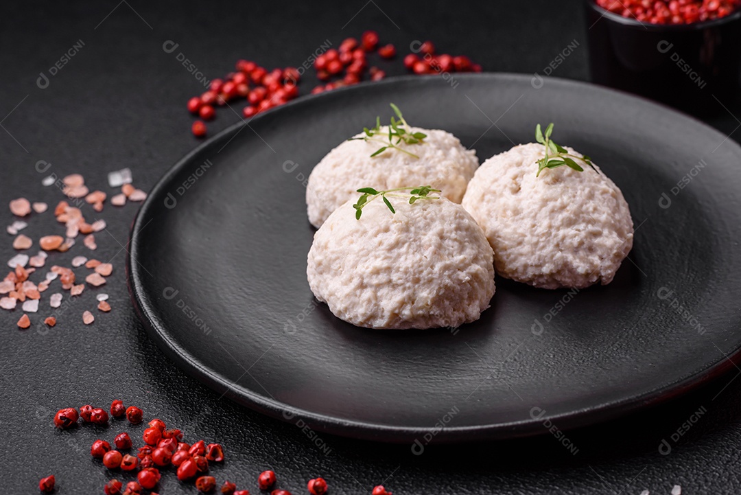 Deliciosas costeletas de frango cozidas no vapor ou almôndegas picadas. Prato de comida dietética