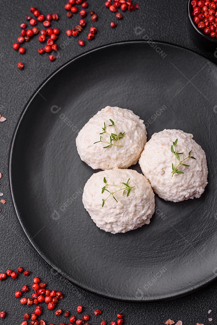 Deliciosas costeletas de frango cozidas no vapor ou almôndegas picadas. Prato de comida dietética