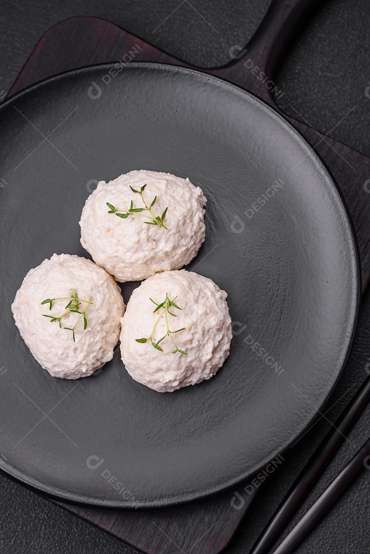 Deliciosas costeletas de frango cozidas no vapor ou almôndegas picadas. Prato de comida dietética