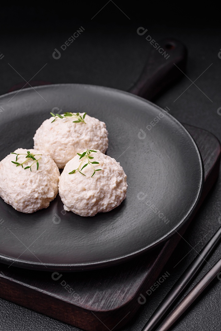 Deliciosas costeletas de frango cozidas no vapor ou almôndegas picadas. Prato de comida dietética
