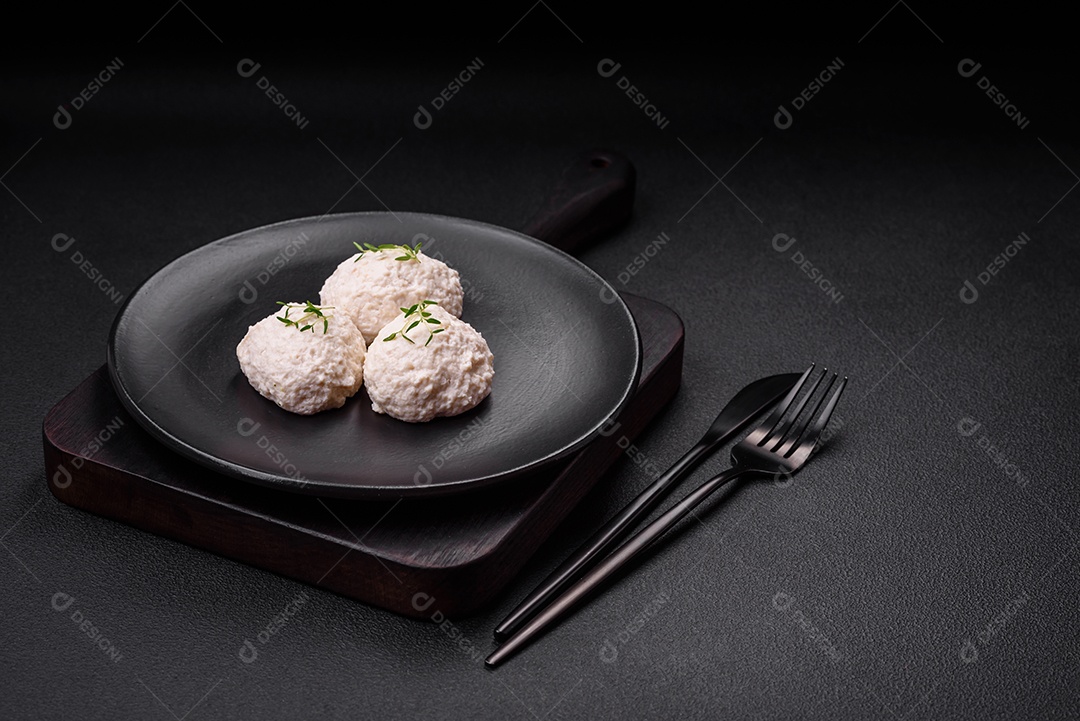 Deliciosas costeletas de frango cozidas no vapor ou almôndegas picadas. Prato de comida dietética