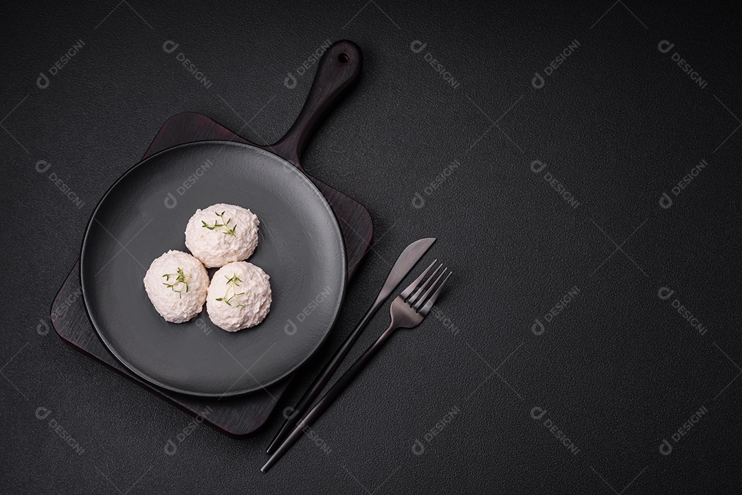 Deliciosas costeletas de frango cozidas no vapor ou almôndegas picadas. Prato de comida dietética