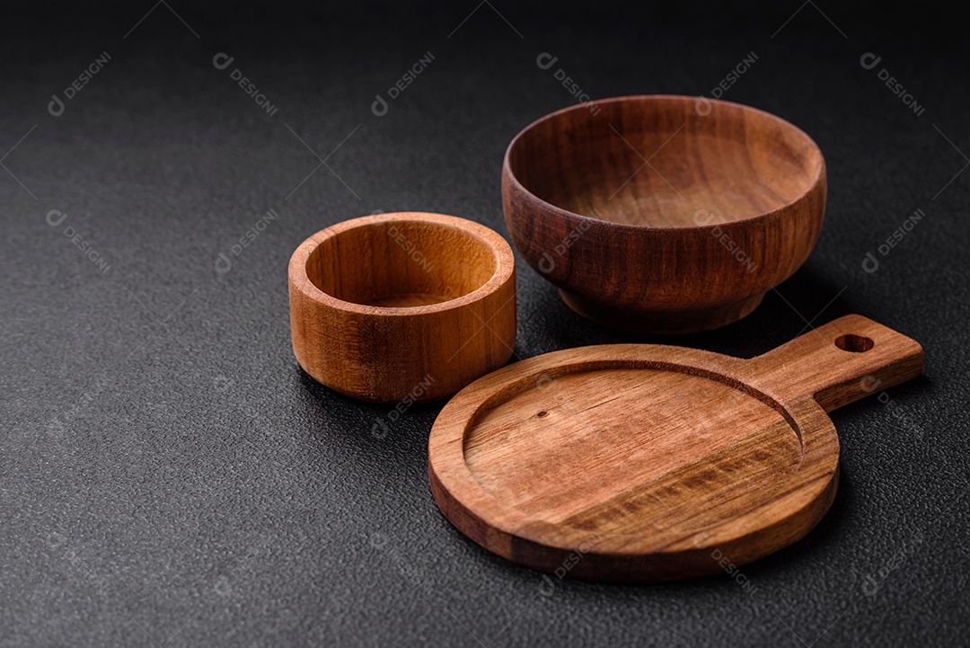 Tábua de corte de madeira de cozinha redonda vazia na cor marrom sobre um fundo de concreto texturizado escuro