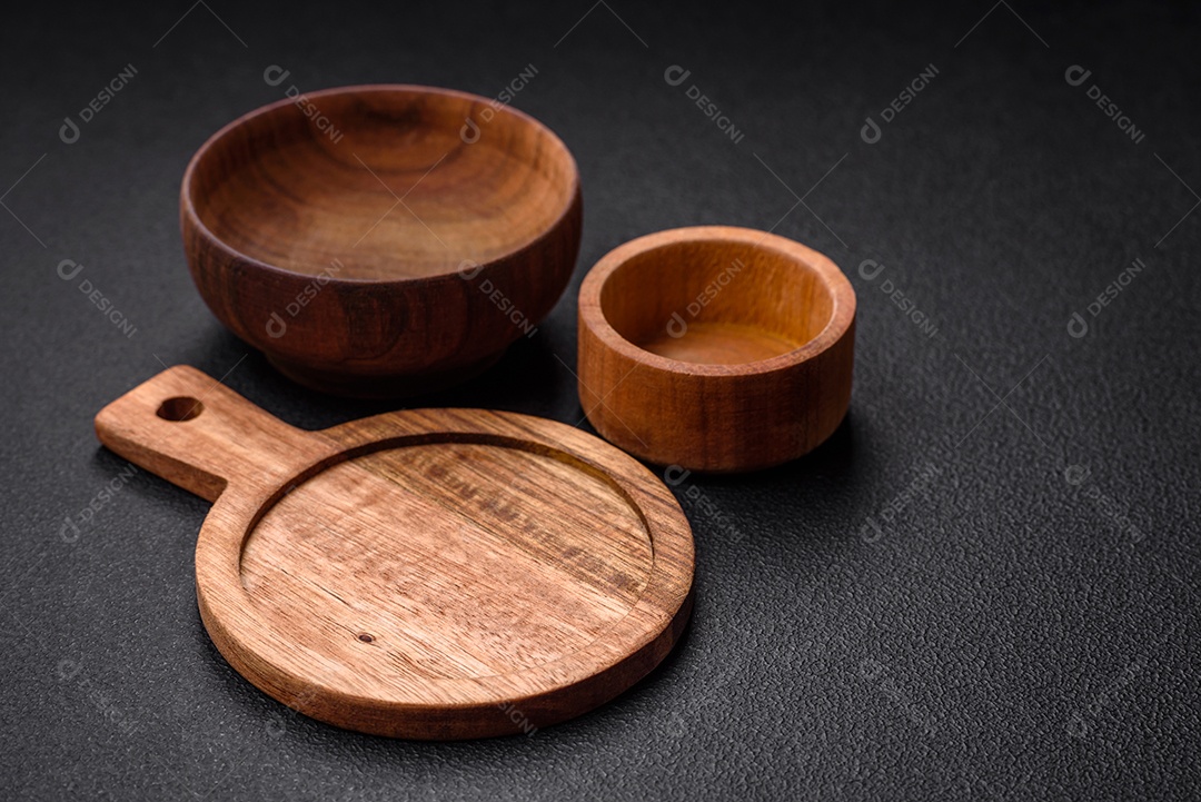 Tábua de corte de madeira de cozinha redonda vazia na cor marrom sobre um fundo de concreto texturizado escuro