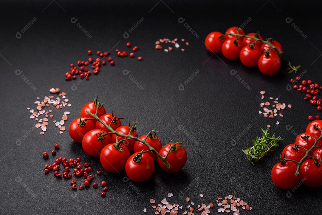 Tomates frescos sobre uma mesa com ervas