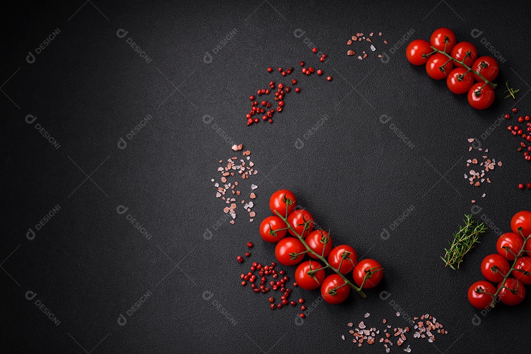 Tomates frescos sobre uma mesa com ervas