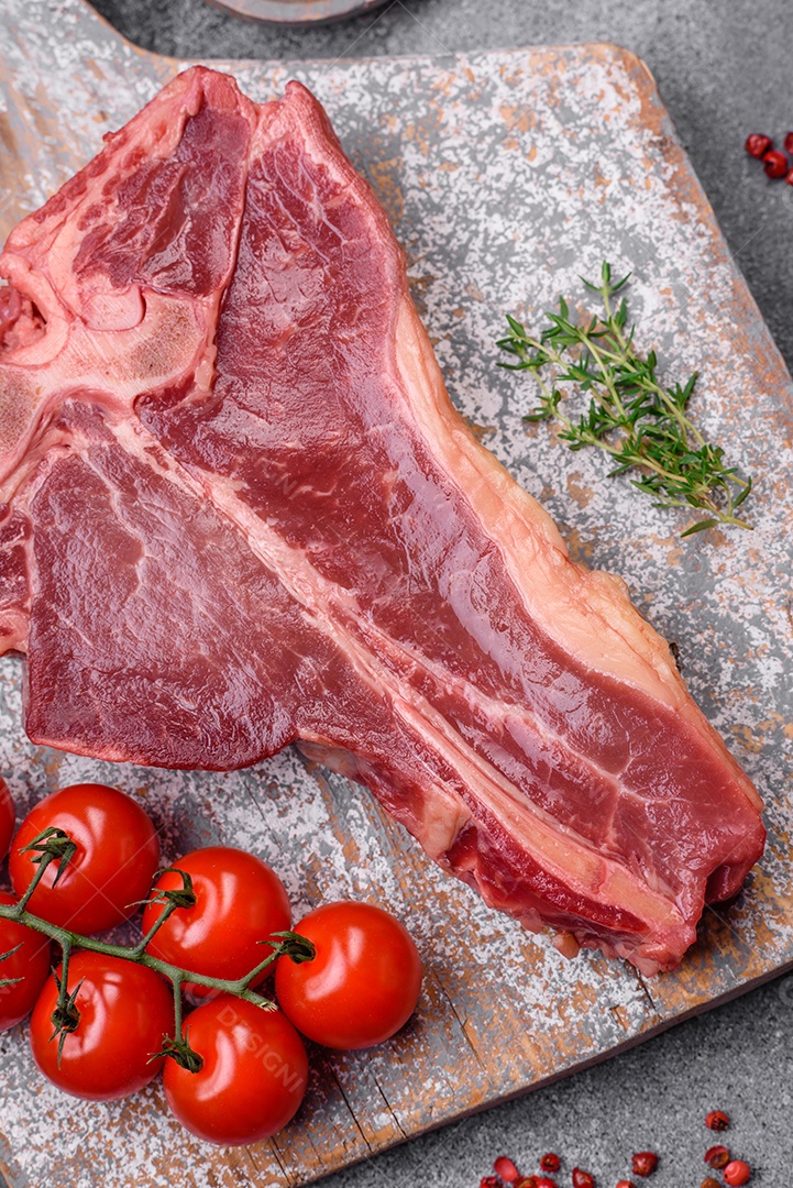 Delicioso bolo de waffle doce com creme e nozes cortados em pedaços sobre um fundo de concreto texturizado