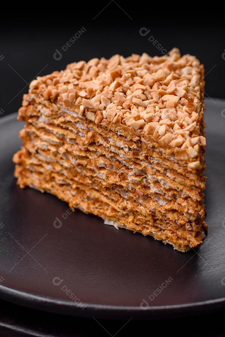 Delicioso bolo de waffle doce com creme e nozes cortados em pedaços sobre um fundo de concreto texturizado