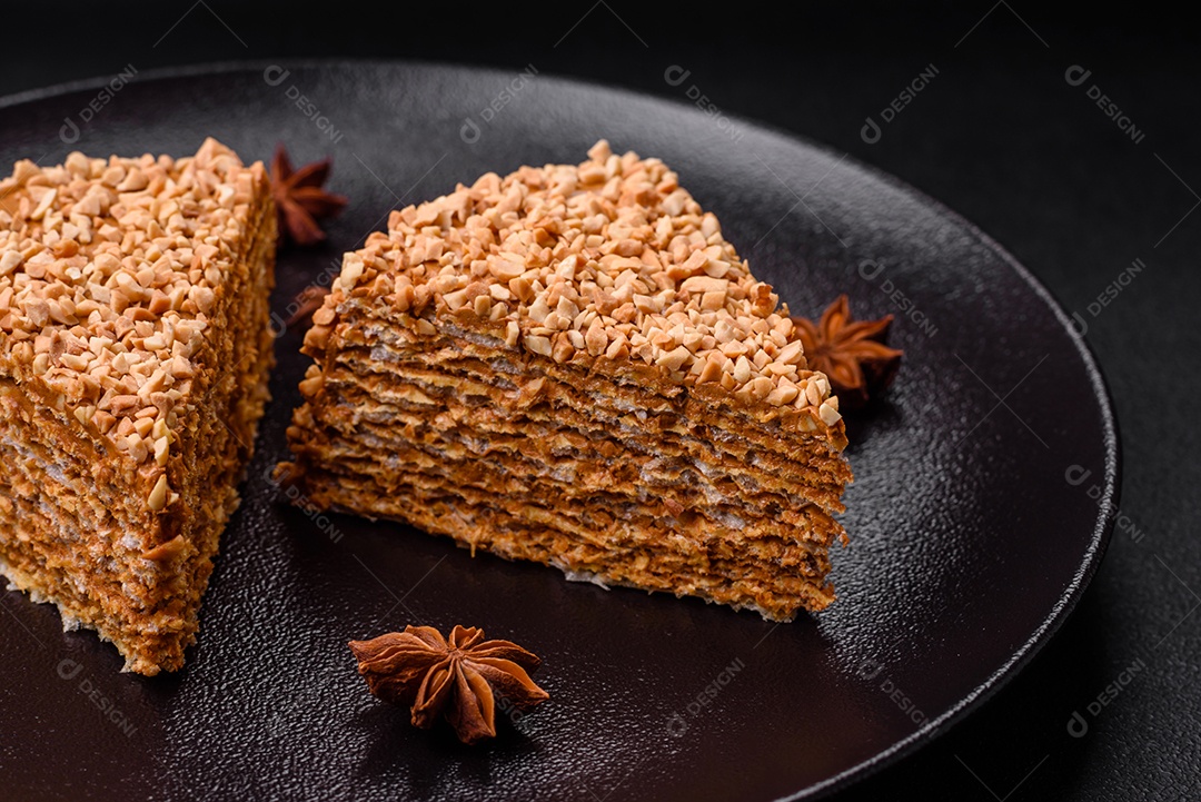 Delicioso bolo de waffle doce com creme e nozes cortados em pedaços sobre um fundo de concreto texturizado