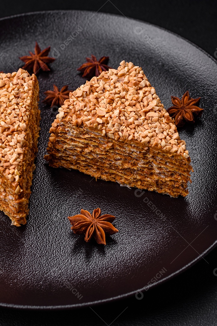 Delicioso bolo de waffle doce com creme e nozes cortados em pedaços sobre um fundo de concreto texturizado
