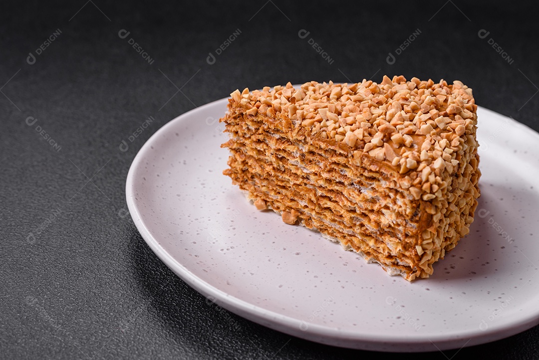 Delicioso bolo de waffle doce com creme e nozes cortados em pedaços sobre um fundo de concreto texturizado