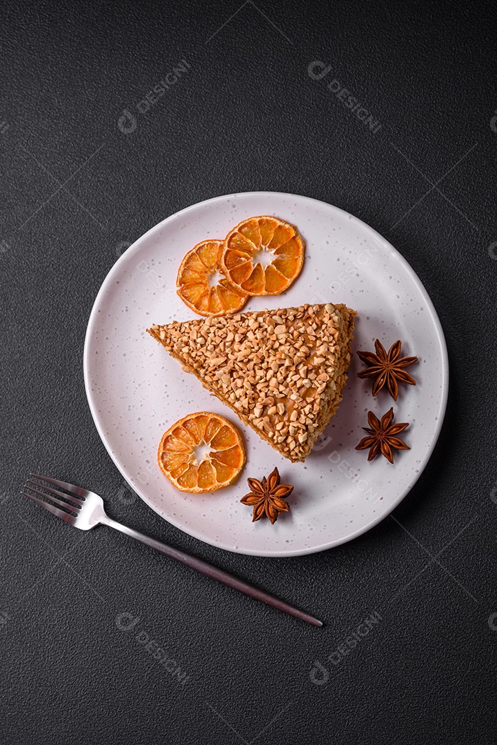 Delicioso bolo de waffle doce com creme e nozes cortados em pedaços sobre um fundo de concreto texturizado