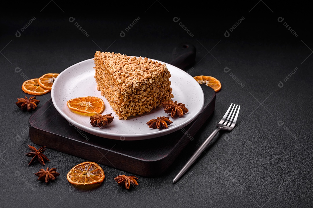 Delicioso bolo de waffle doce com creme e nozes cortados em pedaços sobre um fundo de concreto texturizado