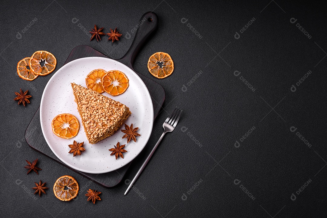 Delicioso bolo de waffle doce com creme e nozes cortados em pedaços sobre um fundo de concreto texturizado