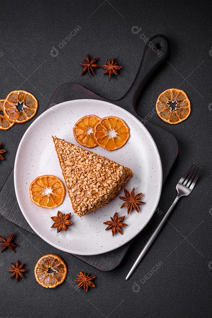 Delicioso bolo de waffle doce com creme e nozes cortados em pedaços sobre um fundo de concreto texturizado