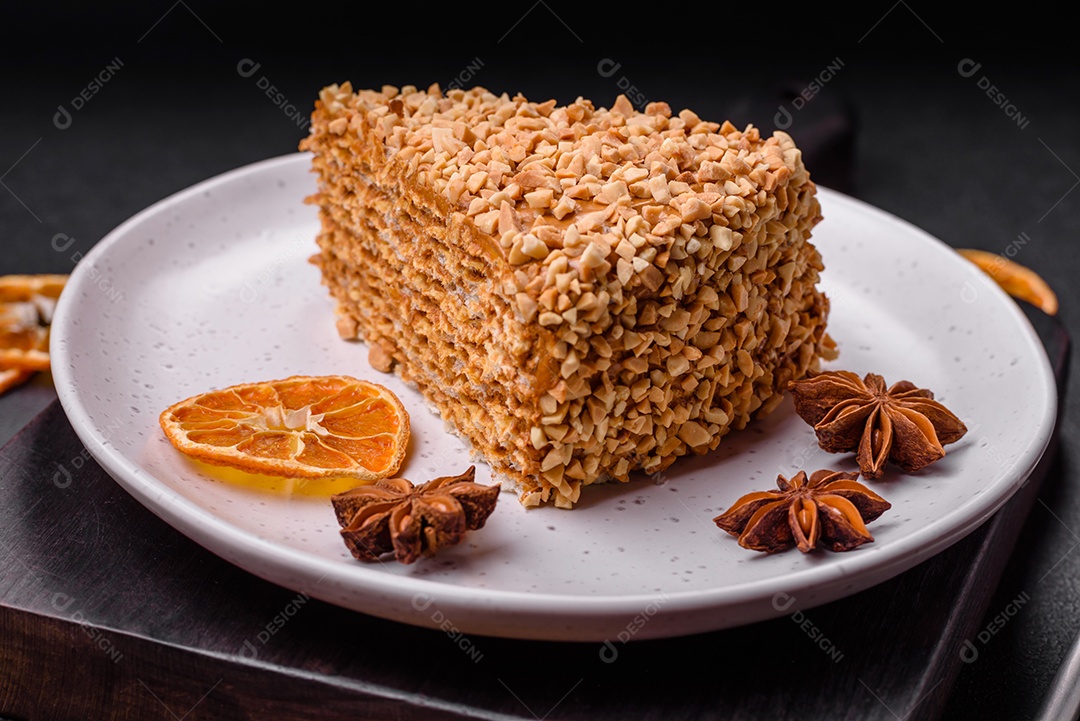 Delicioso bolo de waffle doce com creme e nozes cortados em pedaços sobre um fundo de concreto texturizado