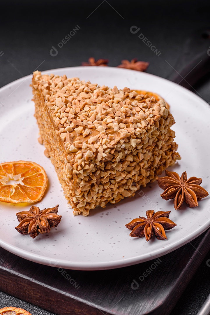 Delicioso bolo de waffle doce com creme e nozes cortados em pedaços sobre um fundo de concreto texturizado