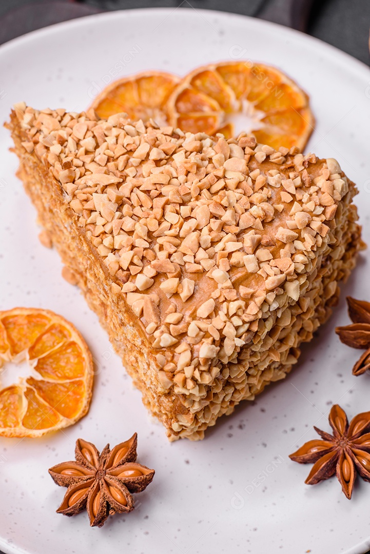Delicioso bolo de waffle doce com creme e nozes cortados em pedaços sobre um fundo de concreto texturizado