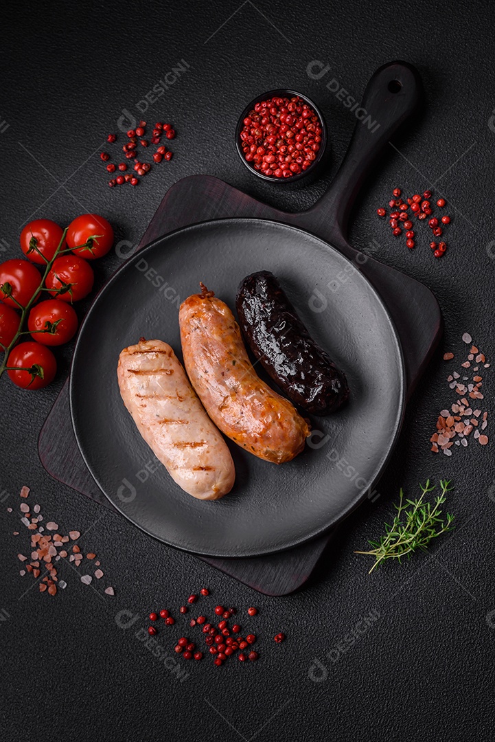 Deliciosos tomates cereja frescos nos galhos como ingrediente para cozinhar um prato vegetariano sobre um fundo escuro de concreto