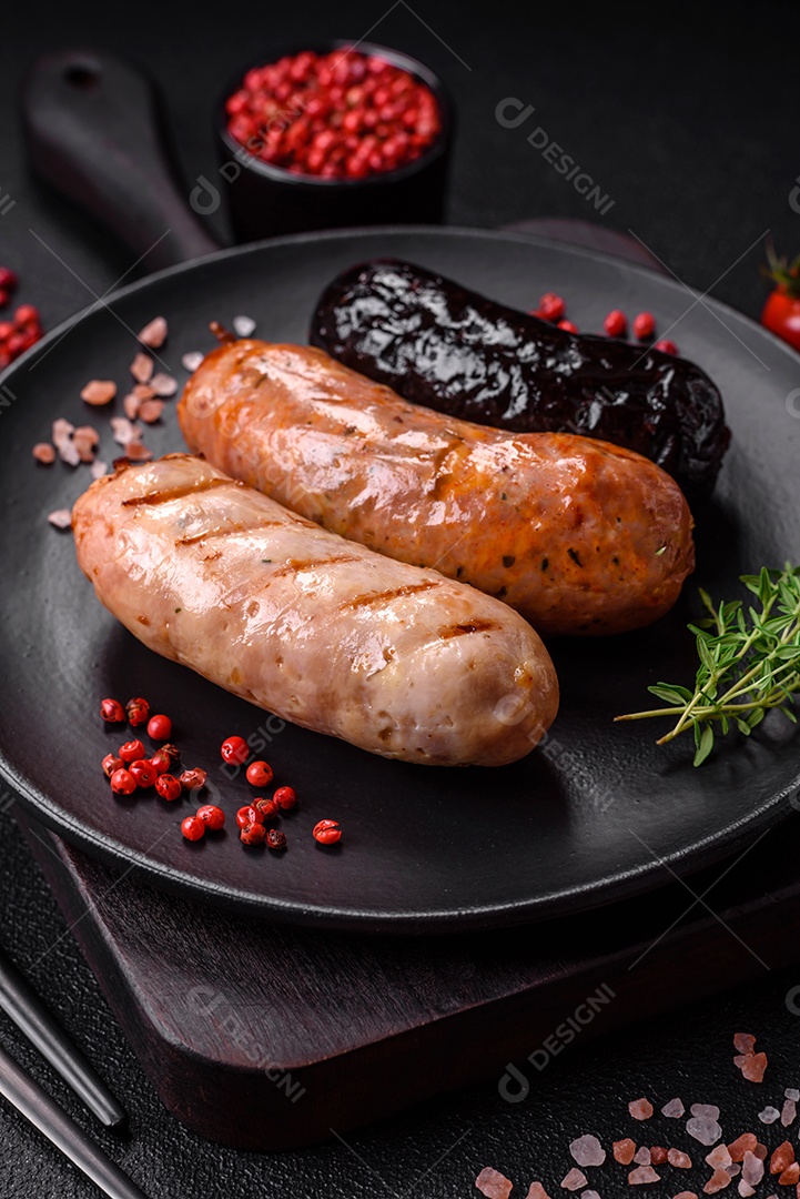 Deliciosos tomates cereja frescos nos galhos como ingrediente para cozinhar um prato vegetariano sobre um fundo escuro de concreto