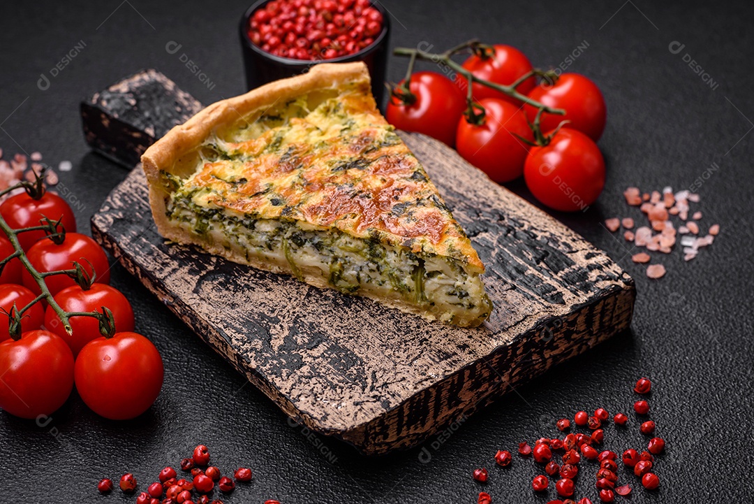 Deliciosa quiche fresca com brócolis, queijo, especiarias e ervas cortadas em pedaços sobre um fundo escuro de concreto