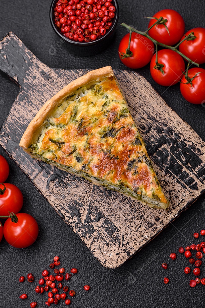 Deliciosa quiche fresca com brócolis, queijo, especiarias e ervas cortadas em pedaços sobre um fundo escuro de concreto