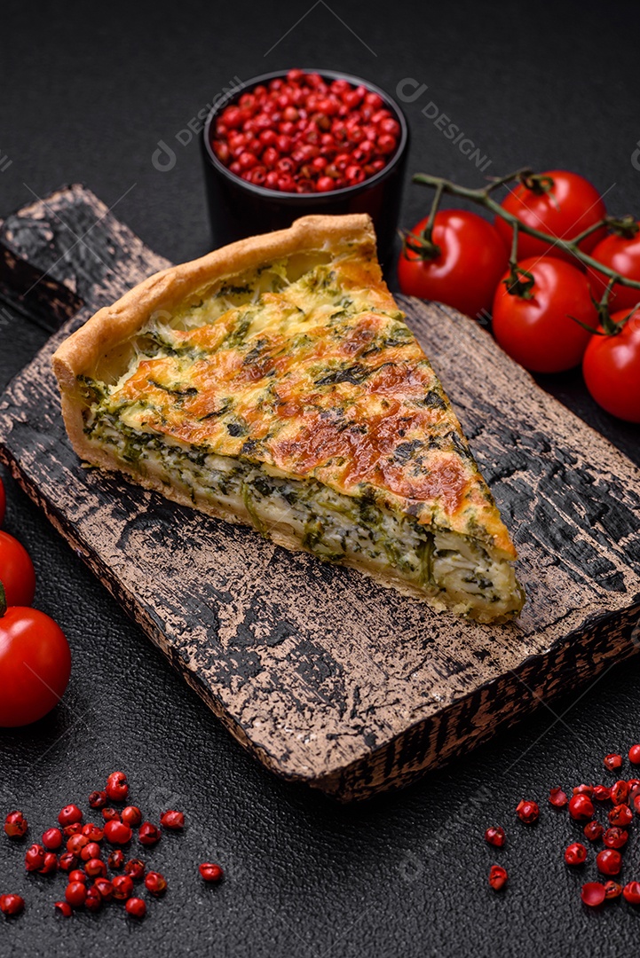 Deliciosa quiche fresca com brócolis, queijo, especiarias e ervas cortadas em pedaços sobre um fundo escuro de concreto