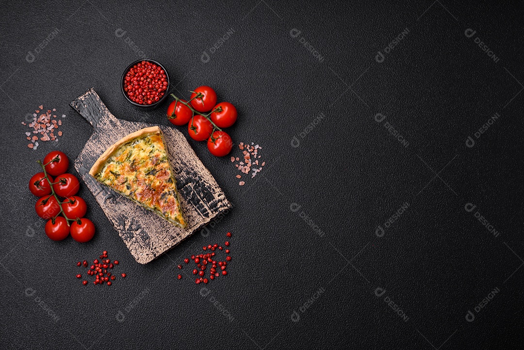 Deliciosa quiche fresca com brócolis, queijo, especiarias e ervas cortadas em pedaços sobre um fundo escuro de concreto