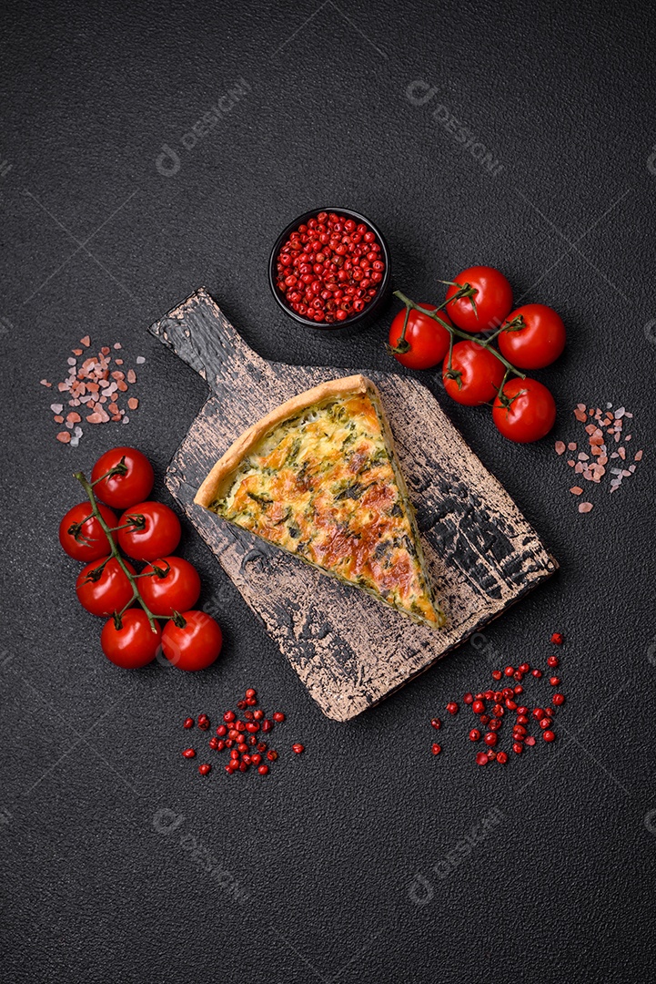 Deliciosa quiche fresca com brócolis, queijo, especiarias e ervas cortadas em pedaços sobre um fundo escuro de concreto