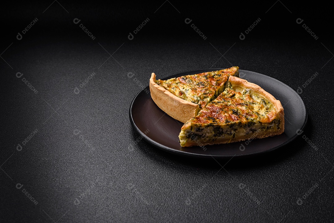 Deliciosa quiche fresca com brócolis, queijo, especiarias e ervas cortadas em pedaços sobre um fundo escuro de concreto