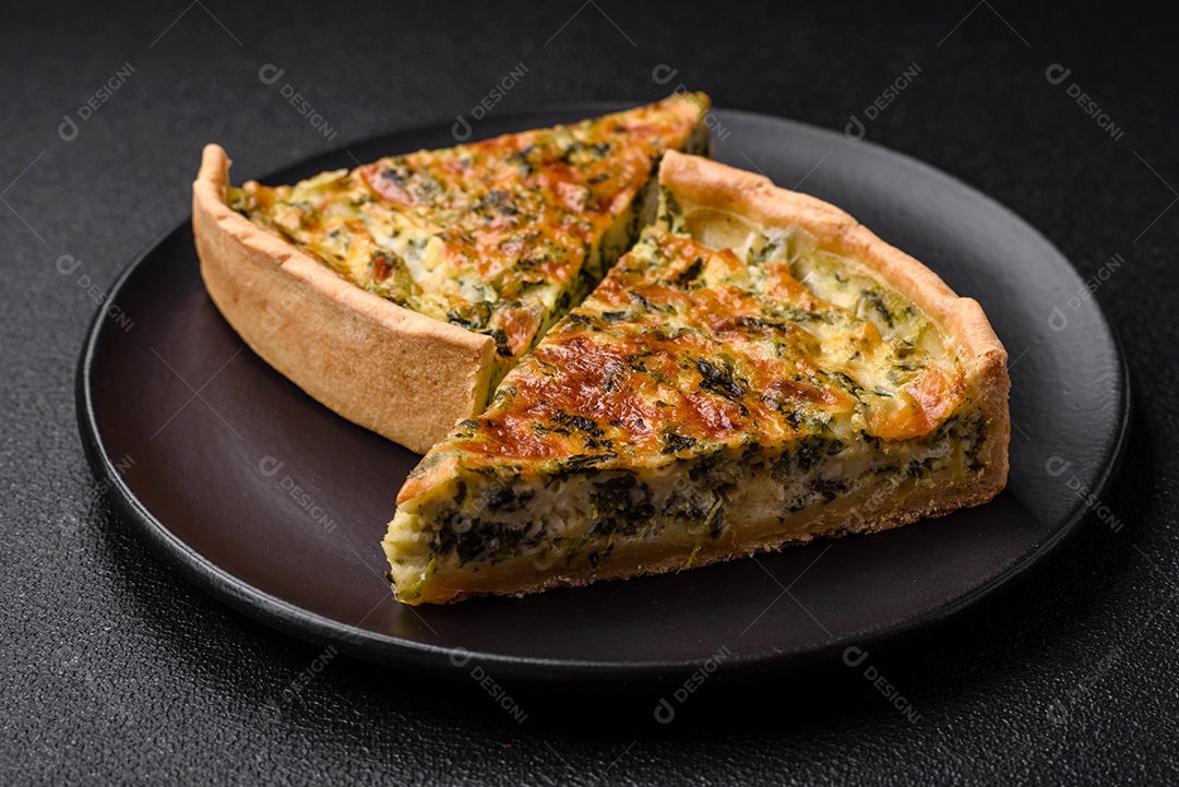 Deliciosa quiche fresca com brócolis, queijo, especiarias e ervas cortadas em pedaços sobre um fundo escuro de concreto