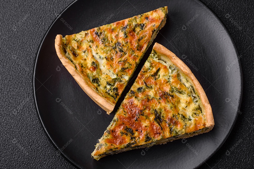 Deliciosa quiche fresca com brócolis, queijo, especiarias e ervas cortadas em pedaços sobre um fundo escuro de concreto