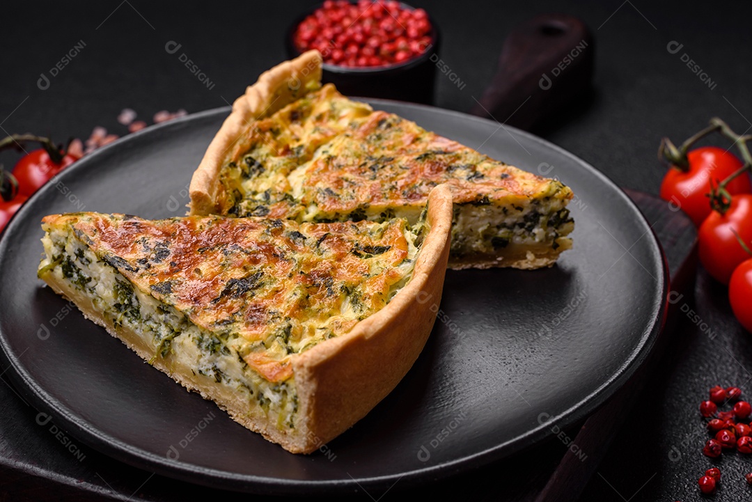 Deliciosa quiche fresca com brócolis, queijo, especiarias e ervas cortadas em pedaços sobre um fundo escuro de concreto