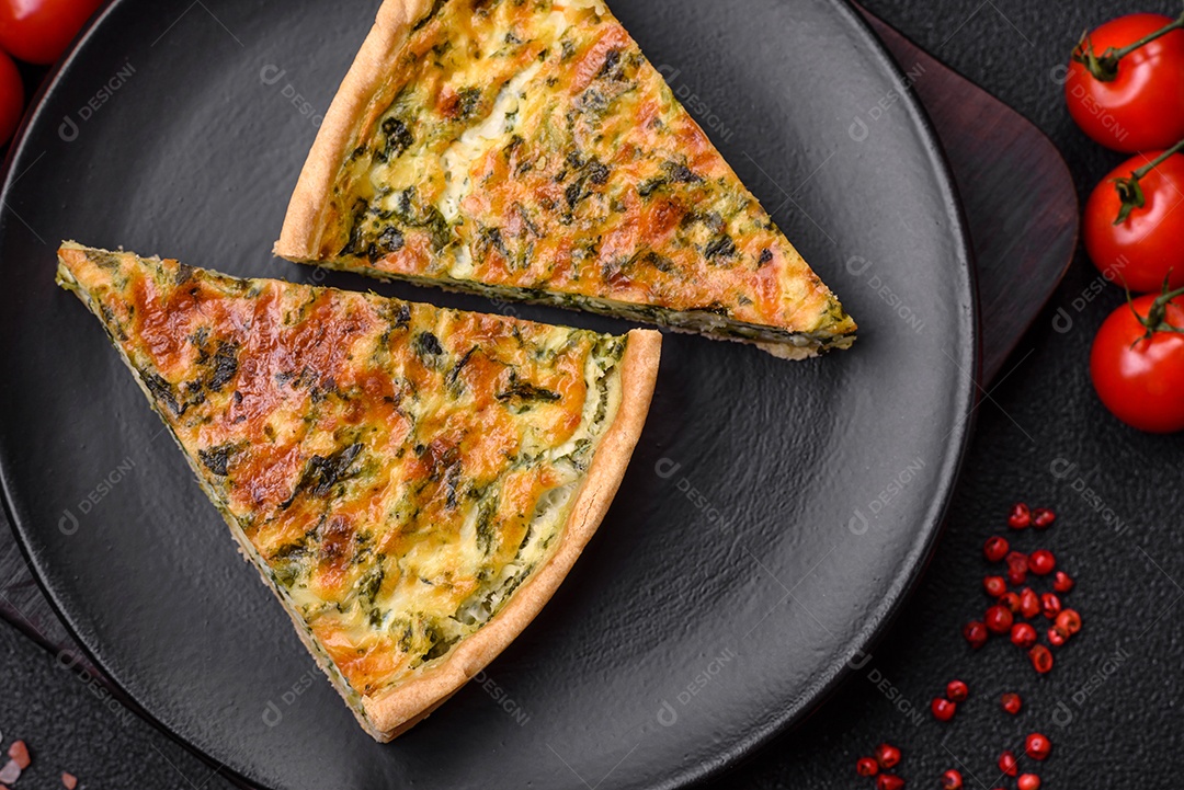 Deliciosa quiche fresca com brócolis, queijo, especiarias e ervas cortadas em pedaços sobre um fundo escuro de concreto