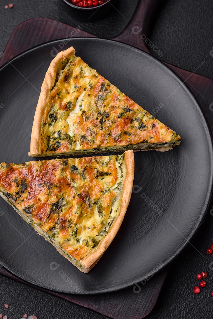 Deliciosa quiche fresca com brócolis, queijo, especiarias e ervas cortadas em pedaços sobre um fundo escuro de concreto
