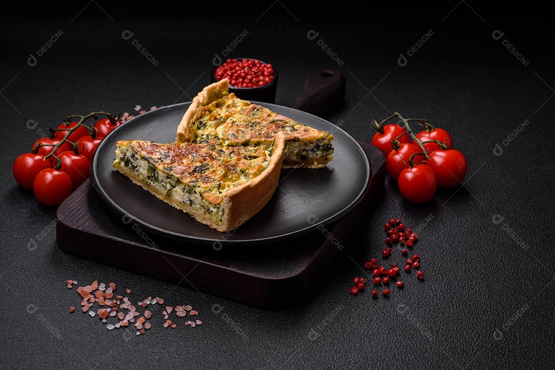 Deliciosa quiche fresca com brócolis, queijo, especiarias e ervas cortadas em pedaços sobre um fundo escuro de concreto