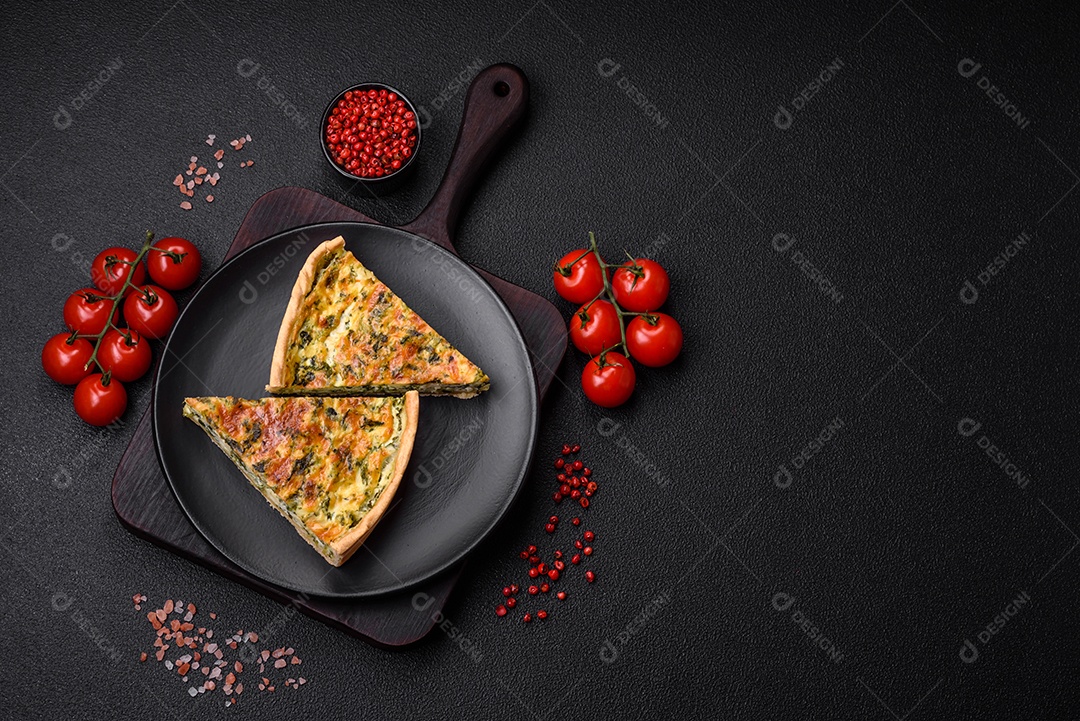 Deliciosa quiche fresca com brócolis, queijo, especiarias e ervas cortadas em pedaços sobre um fundo escuro de concreto