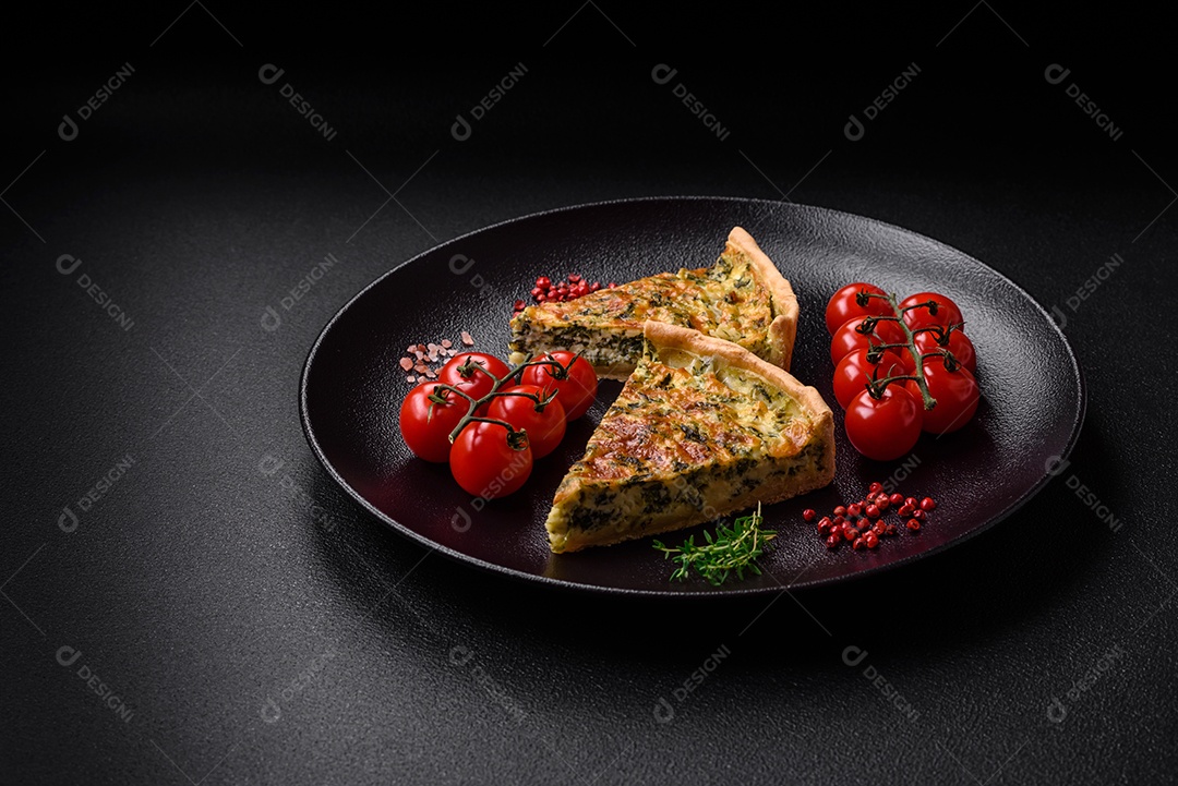 Deliciosa quiche fresca com brócolis, queijo, especiarias e ervas cortadas em pedaços sobre um fundo escuro de concreto