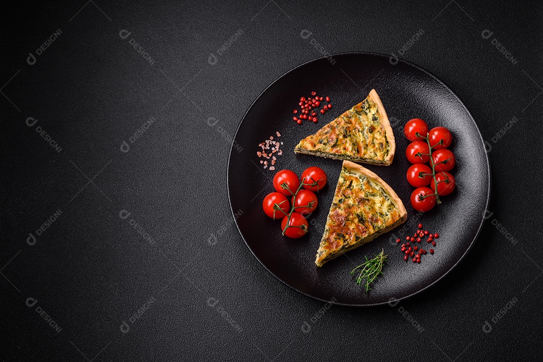 Deliciosa quiche fresca com brócolis, queijo, especiarias e ervas cortadas em pedaços sobre um fundo escuro de concreto