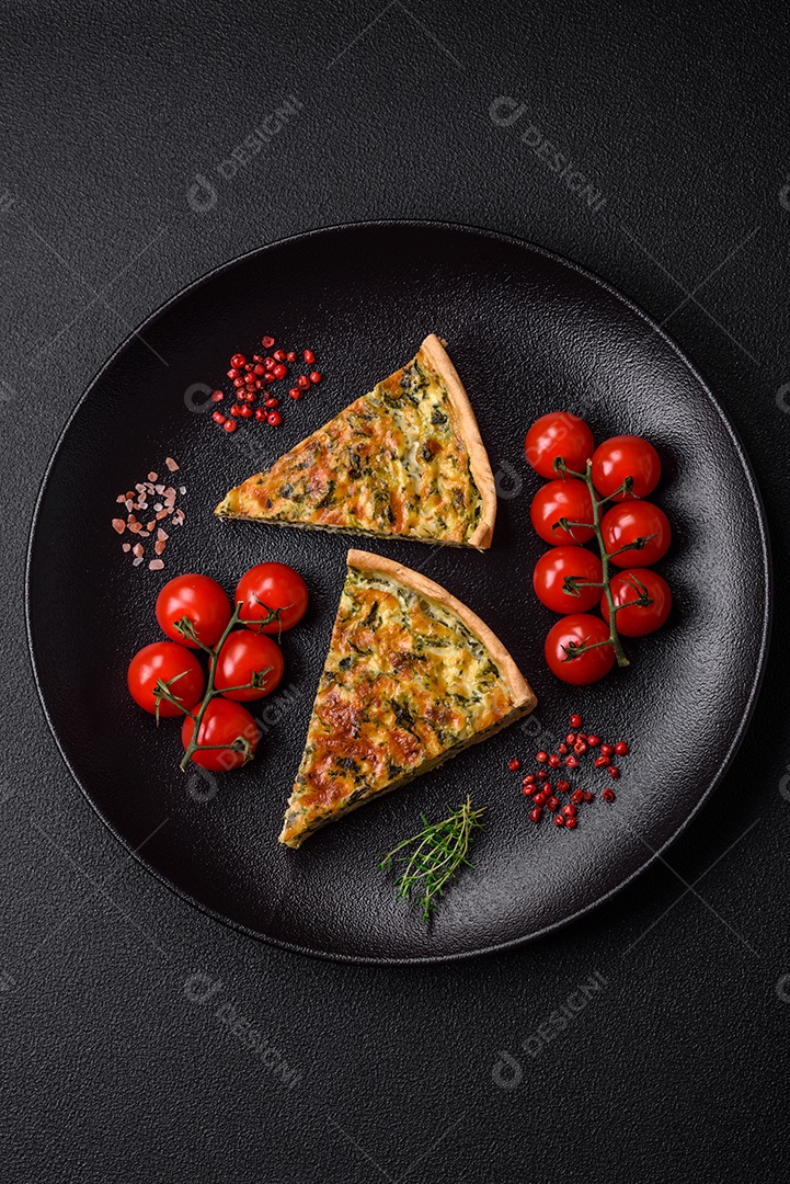 Deliciosa quiche fresca com brócolis, queijo, especiarias e ervas cortadas em pedaços sobre um fundo escuro de concreto