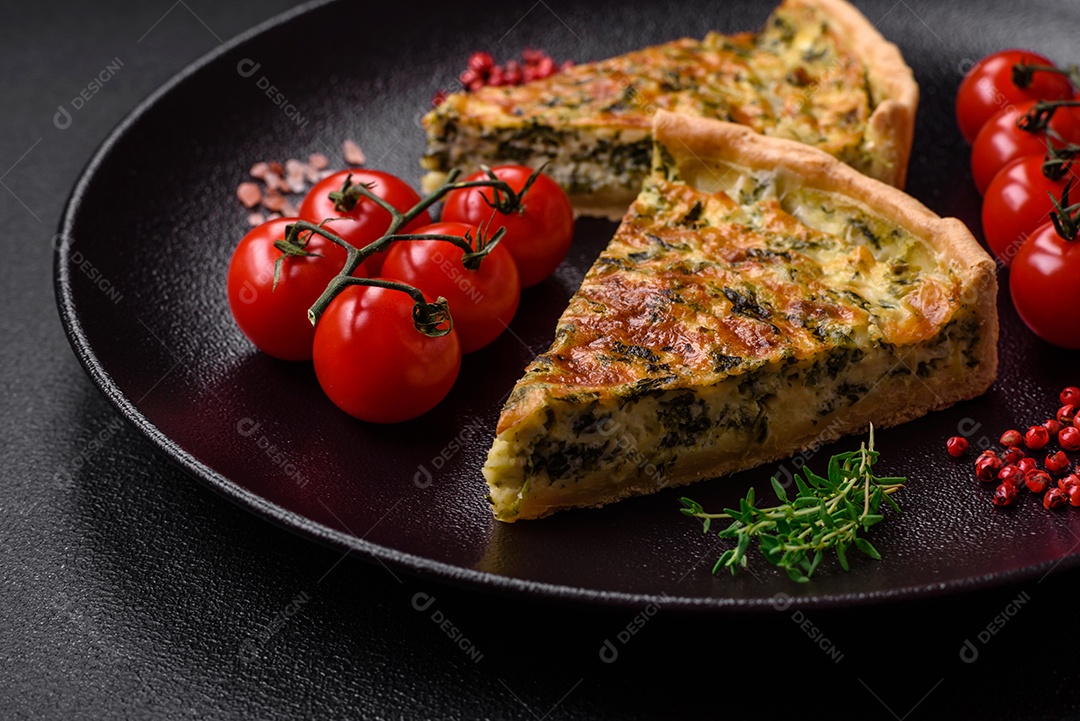 Deliciosa quiche fresca com brócolis, queijo, especiarias e ervas cortadas em pedaços sobre um fundo escuro de concreto