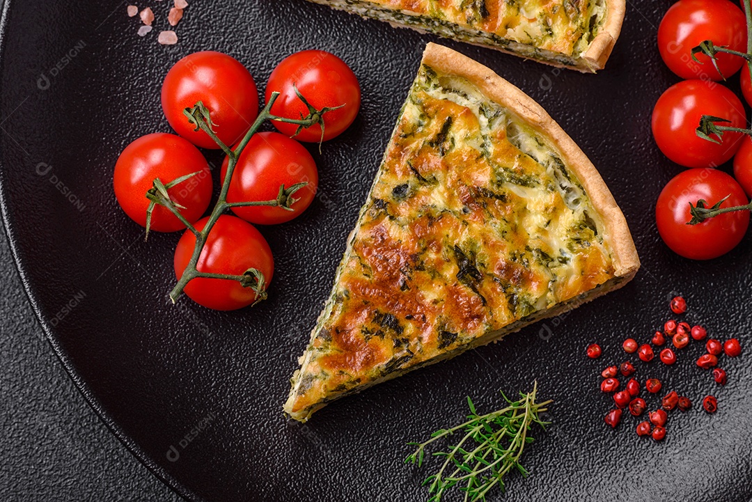 Deliciosa quiche fresca com brócolis, queijo, especiarias e ervas cortadas em pedaços sobre um fundo escuro de concreto
