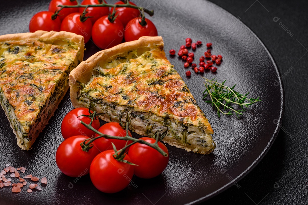 Deliciosa quiche fresca com brócolis, queijo, especiarias e ervas cortadas em pedaços sobre um fundo escuro de concreto