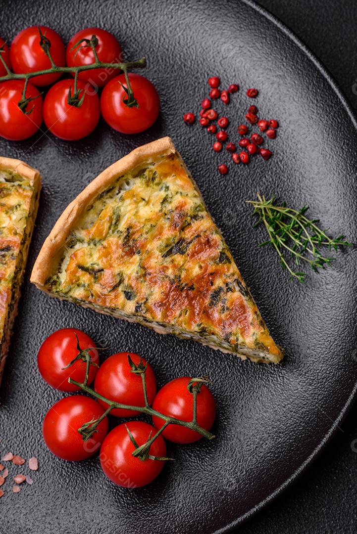 Deliciosa quiche fresca com brócolis, queijo, especiarias e ervas cortadas em pedaços sobre um fundo escuro de concreto