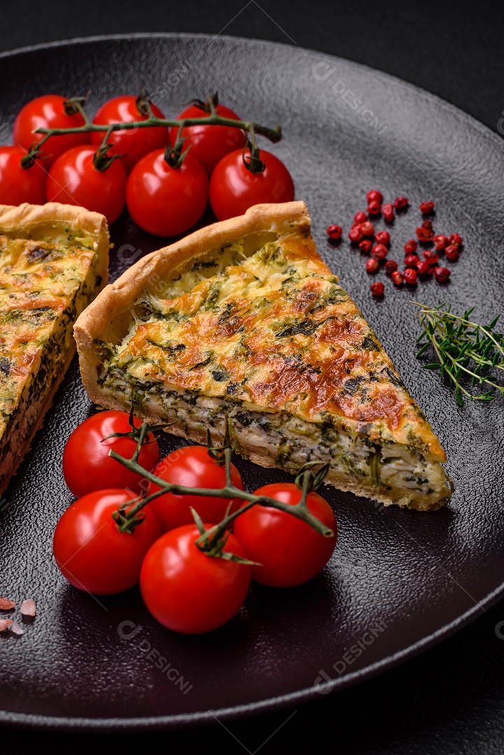 Deliciosa quiche fresca com brócolis, queijo, especiarias e ervas cortadas em pedaços sobre um fundo escuro de concreto