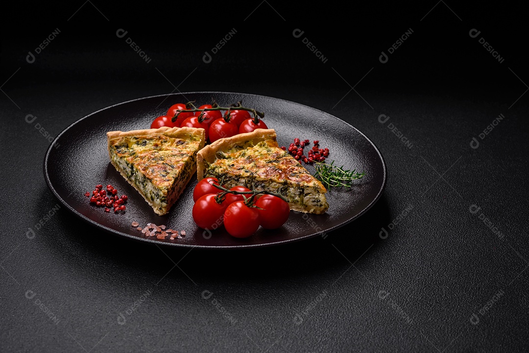 Deliciosa quiche fresca com brócolis, queijo, especiarias e ervas cortadas em pedaços sobre um fundo escuro de concreto