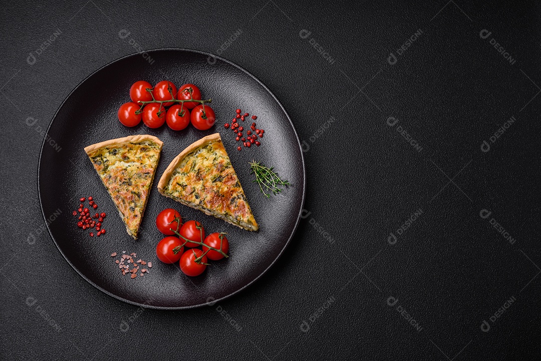 Deliciosa quiche fresca com brócolis, queijo, especiarias e ervas cortadas em pedaços sobre um fundo escuro de concreto