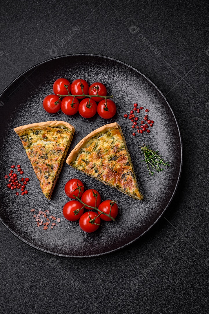 Deliciosa quiche fresca com brócolis, queijo, especiarias e ervas cortadas em pedaços sobre um fundo escuro de concreto