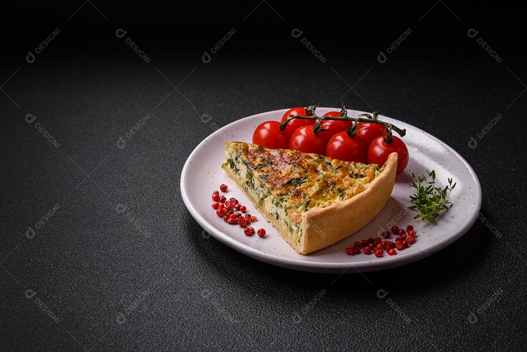 Deliciosa quiche fresca com brócolis, queijo, especiarias e ervas cortadas em pedaços sobre um fundo escuro de concreto